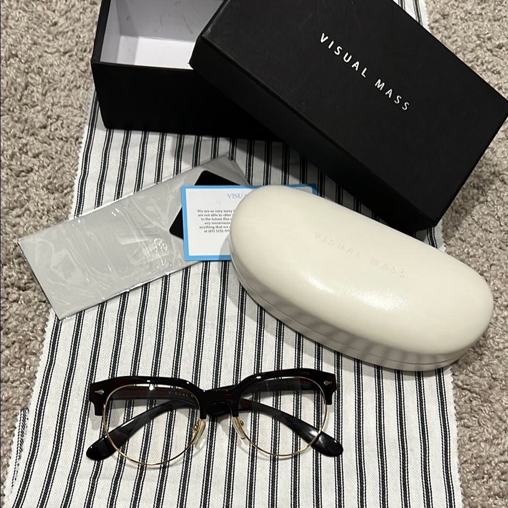 Visual Mass Eyeglasses with Case